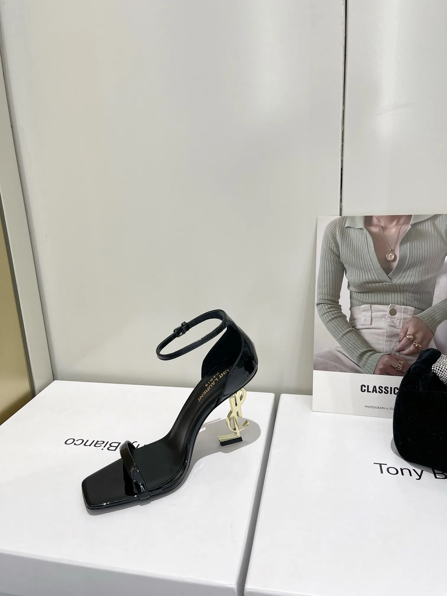 👟👟Ex-factory price 520👟👟 "SAINT LAUREN*" "𝗦𝗔𝗜𝗡𝗧 𝗟𝗔𝗨𝗥𝗘𝗡*" 💥ysl Saint Laurent classic high-heeled shoes Only YSL understands women’s hearts best🧡Doesn’t accept refutation🙅‍♂️Super invincible feminine artifact👠A must-have for women😊 (✅Full-body customization, in-house molded toe hardware, perfect consistency)⚠️Compare the differences between pictures and products on the market😋 Upper: Customized imported cotton silk weaving/Imported calf patent leather Lining: Imported🐑sheep leather Sole: Imported genuine leather outsole Thickness: 9cm Color: black paint with gold, black leather with black Size: 35-39 (full set of packaging)